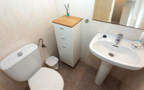 El Palmar Playa Romana: Rubinetto, Idraulico Fixture, Specchio, Lavandino Del Bagno, Lavello, Proprietà, Mobiletto Del Bagno, Bianca, Toilet Seat, Bagno