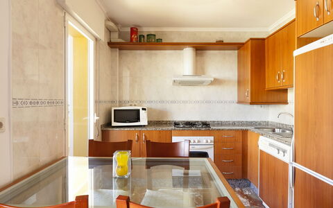 Dénia 155: Camera, Proprietà, Cabinetry, Mobilia, Controsoffitto, Cucina, Arancia, Interior Design, Costruzione, Casa