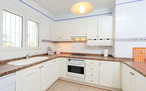 Tossal Gros: Proprietà, Controsoffitto, Camera, Cucina, Cabinetry, Mobilia, Giallo, Immobiliare, Interior Design, Costruzione