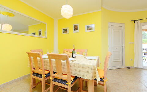 Tossal Gros: Camera, Giallo, Proprietà, Mobilia, Sala Da Pranzo, Interior Design, Casa, Pavimento, Soffitto, Tavolo
