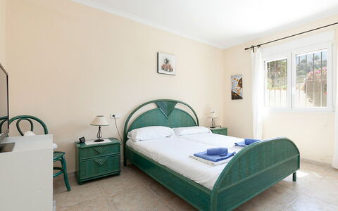 Tossal Gros: Camera Da Letto, Letto, Camera, Lenzuolo, Mobilia, Proprietà, Telaio Del Letto, Bedding, Soffitto, Costruzione