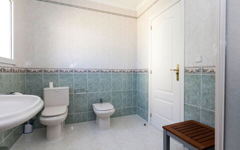 Tossal Gros: Bagno, Proprietà, Camera, Piastrella, Interior Design, Architettura, Pavimento, Immobiliare, Costruzione, Casa