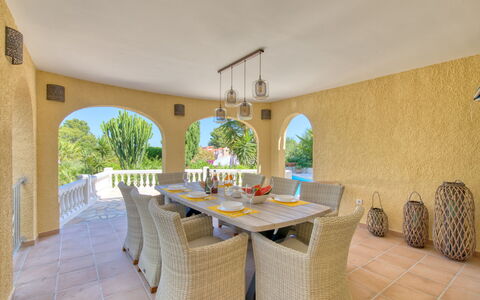 La Marquesa: Tavolo, Mobilia, Proprietà, Sedia, Pianta, Pianta Della Casa, Vaso Di Fiori, Interior Design, Legna, Controsoffitto
