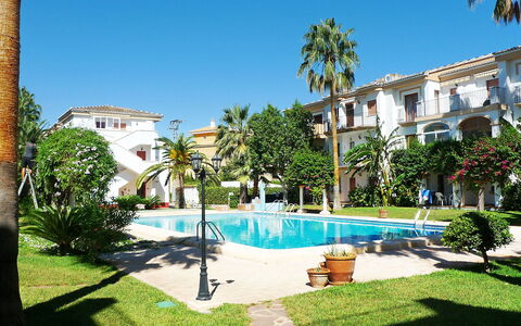 El Patio: Pianta, Cielo, Costruzione, Proprietà, Acqua, Finestra, Albero, Arecales, Piscina, Casa