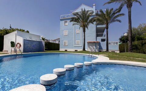 Turquesa: Piscina, Proprietà, Blu, Acqua, Immobiliare, Casa, Casa, Costruzione, Zona Residenziale, Estate
