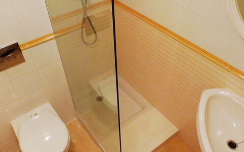 Turquesa: Bagno, Gabinetto, Proprietà, Idraulico Fixture, Piastrella, Camera, Pavimento, Toilet Seat, Parete, Idraulico