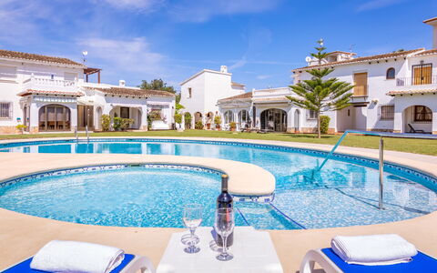 Pueblo Andaluz: Acqua, Nube, Cielo, Proprietà, Piscina, Costruzione, Pianta, Blu, Azzurro, Mobili Da Esterno