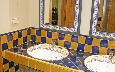 Villa Corona: Piastrella, Bagno, Camera, Proprietà, Pavimento, Interior Design, Pavimentazione, Marmo, Idraulico Fixture, Architettura