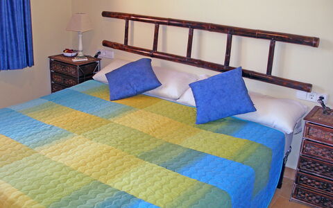 Villa Corona: Camera Da Letto, Letto, Lenzuolo, Mobilia, Camera, Bedding, Telaio Del Letto, Proprietà, Copripiumino, Pavimento