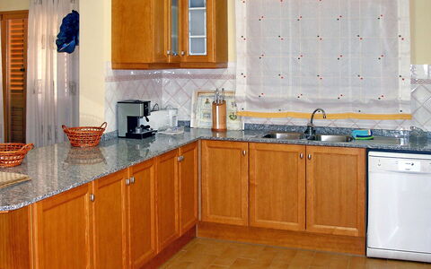 Villa Corona: Cabinetry, Controsoffitto, Cucina, Camera, Mobilia, Proprietà, Interior Design, Pavimento, Costruzione, Piastrella