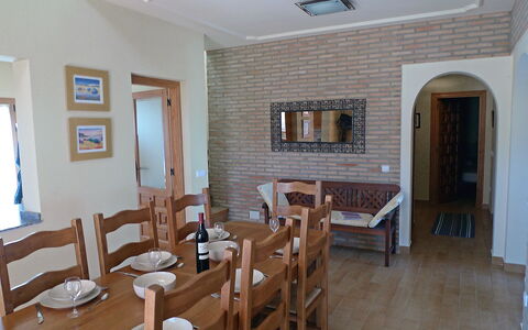 Villa Corona: Camera, Proprietà, Costruzione, Pavimento, Mobilia, Interior Design, Latifoglie, Soffitto, Tavolo, Pavimento In Legno