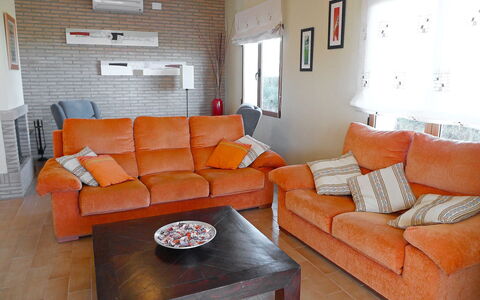 Villa Corona: Soggiorno, Mobilia, Camera, Divano, Arancia, Proprietà, Interior Design, Tavolo, Casa, Divano Letto