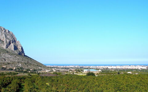 Villa Corona: Cielo, Geografia Montane, Blu, Montagna, Collina, Hill Station, Highland, Catena Montuosa, Nube, Albero
