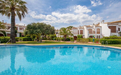 Jávea 140: Acqua, Cielo, Nube, Pianta, Giorno, Costruzione, Albero, Azzurro, Piscina, Casa