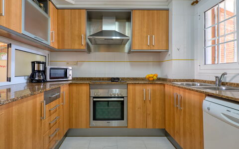 Don Pepe: Cabinetry, Controsoffitto, Lavandino Della Cucina, Lavello, Proprietà, Mobilia, Rubinetto, Cucina Stufa, Finestra, Cucina