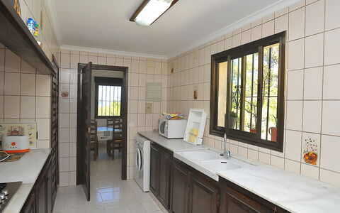 Tosalans: Proprietà, Camera, Costruzione, Soffitto, Interior Design, Architettura, Giallo, Immobiliare, Mobilia, Casa