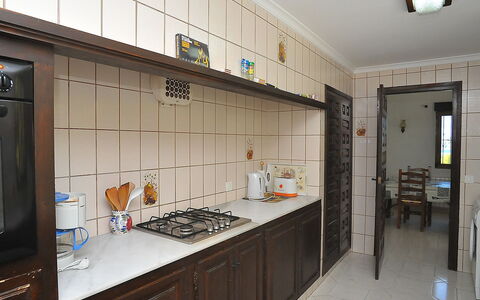 Tosalans: Controsoffitto, Camera, Proprietà, Costruzione, Cabinetry, Cucina, Mobilia, Soffitto, Interior Design, Immobiliare