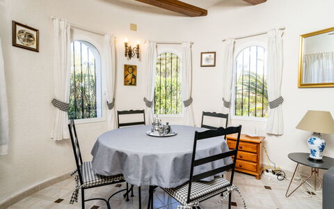 Pinomar: Camera, Proprietà, Mobilia, Interior Design, Costruzione, Sala Da Pranzo, Soffitto, Casa, Tavolo, Giallo