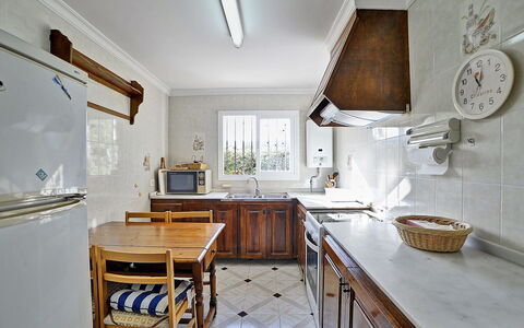 Pinomar: Camera, Proprietà, Controsoffitto, Mobilia, Interior Design, Cucina, Costruzione, Soffitto, Pavimento, Casa