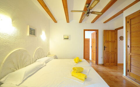 Reposo: Camera, Letto, Camera Da Letto, Mobilia, Proprietà, Interior Design, Soffitto, Lenzuolo, Costruzione, Telaio Del Letto