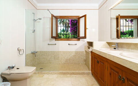 Tesoro Park: Bagno, Proprietà, Camera, Interior Design, Pavimento, Piastrella, Vasca Da Bagno, Costruzione, Soffitto, Immobiliare