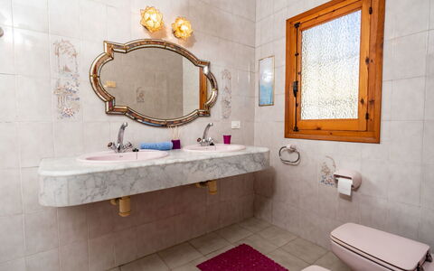 Amadorio: Bagno, Camera, Proprietà, Piastrella, Interior Design, Parete, Pavimento, Bagno Accessorio, Lavello, Rubinetto