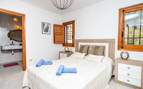 Amadorio: Camera Da Letto, Mobilia, Camera, Letto, Proprietà, Lenzuolo, Telaio Del Letto, Interior Design, Materasso, Bedding