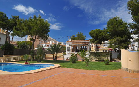 Patrai: Proprietà, Immobiliare, Casa, Piscina, Zona Residenziale, Casa, Estate, Costruzione, Cielo, Hacienda