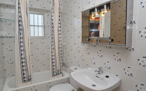 Patrai: Bagno, Proprietà, Camera, Interior Design, Immobiliare, Parete, Architettura, Costruzione, Rubinetto, Piastrella