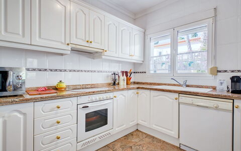 Eucaliptus: Cabinetry, Controsoffitto, Proprietà, Bianca, Cucina Stufa, Elettrodomestico Da Cucina, Cucina, Legna, Elettrodomestico, Interior Design