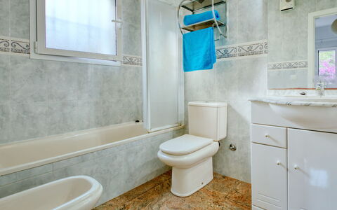 Eucaliptus: Idraulico Fixture, Proprietà, Bagno, Specchio, Toilet Seat, Viola, Blu, Finestra, Cabinetry, Mobiletto Del Bagno