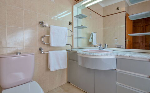 Cap Marti: Specchio, Rubinetto, Idraulico Fixture, Lavandino Del Bagno, Lavello, Mobiletto Del Bagno, Cabinetry, Bagno, Interior Design