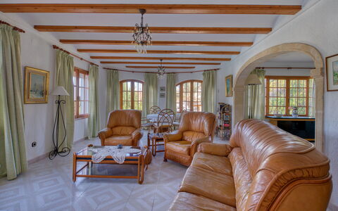 Cap Marti: Proprietà, Mobilia, Finestra, Divano, Cornice, Legna, Costruzione, Interior Design, Soggiorno, Comfort