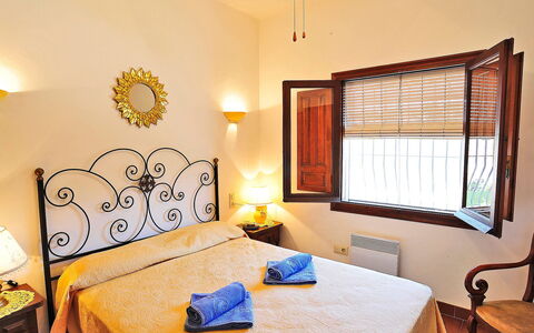 Lucie: Camera Da Letto, Camera, Letto, Mobilia, Proprietà, Interior Design, Telaio Del Letto, Giallo, Lenzuolo, Costruzione