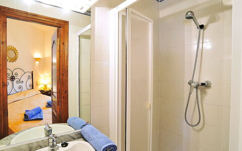Lucie: Bagno, Camera, Proprietà, Parete, Giallo, Interior Design, Soffitto, Costruzione, Casa, Doccia Bar