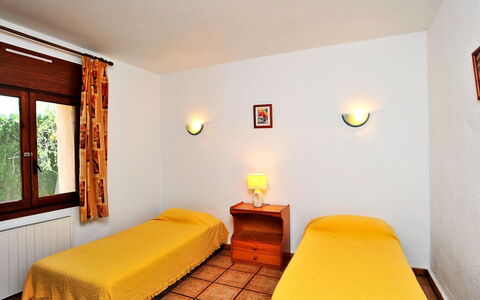 Vina: Camera, Mobilia, Camera Da Letto, Letto, Proprietà, Interior Design, Costruzione, Giallo, Comfort, Imbottitura Del Materasso