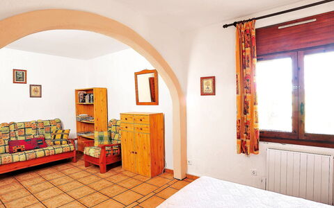 Vina: Camera, Proprietà, Interior Design, Costruzione, Giallo, Mobilia, Casa, Parete, Architettura, Soffitto