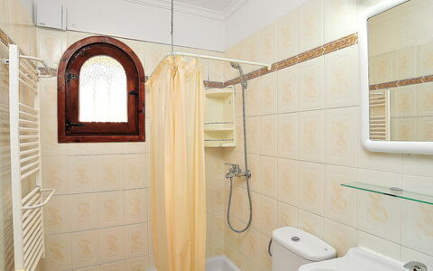 Vina: Bagno, Camera, Proprietà, Architettura, Piastrella, Interior Design, Parete, Idraulico Fixture, Costruzione, Pavimento