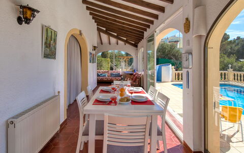 Marina: Tavolo, Mobilia, Proprietà, Sedia, Legna, Interior Design, Pavimento, Portico, Albero, Immobiliare