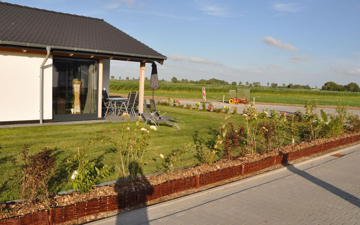 G13 Ferienhaus mit Garten und Fahrradschuppen