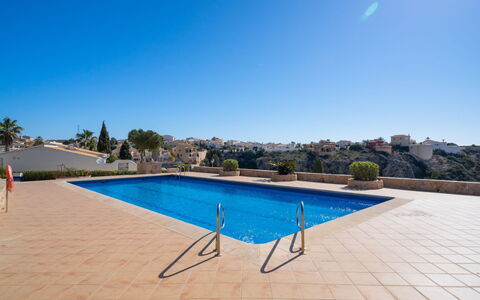 Pueblo de la Luz: Acqua, Cielo, Piscina, Azzurro, Costruzione, Sedia, Corpo D'Acqua, Mobili Da Esterno, Albero, Shade