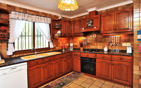 Tarraula: Marrone, Cabinetry, Controsoffitto, Proprietà, Mobilia, Lavello, Cassetto, Pianta Della Casa, Cucina, Legna