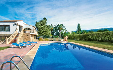 Tarraula: Acqua, Pianta, Cielo, Nube, Costruzione, Piscina, Blu, Azzurro, Albero, Finestra