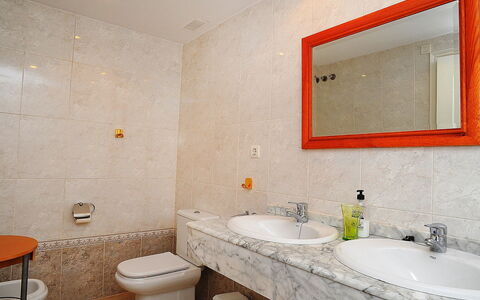 Jávea 421: Bagno, Camera, Proprietà, Parete, Piastrella, Lavandino Del Bagno, Interior Design, Pavimento, Rubinetto, Costruzione