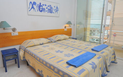Atarazanas: Camera Da Letto, Letto, Mobilia, Camera, Lenzuolo, Proprietà, Telaio Del Letto, Materasso, Bedding, Parete