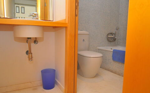 Atarazanas: Bagno, Camera, Proprietà, Piastrella, Bagno Accessorio, Gabinetto, Idraulico Fixture, Pavimento, Lavandino Del Bagno, Architettura