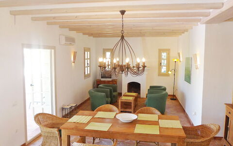 Eretat: Sala Da Pranzo, Camera, Mobilia, Interior Design, Soffitto, Proprietà, Tavolo, Lampadario, Illuminazione, Lampada