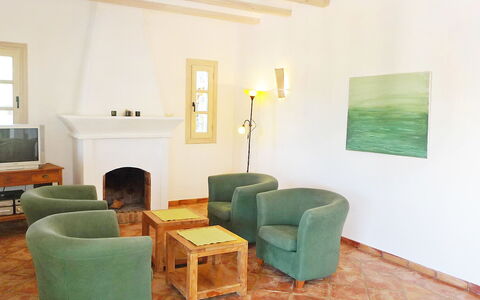Eretat: Camera, Interior Design, Proprietà, Soggiorno, Mobilia, Pavimento, Costruzione, Soffitto, Tavolo, Casa