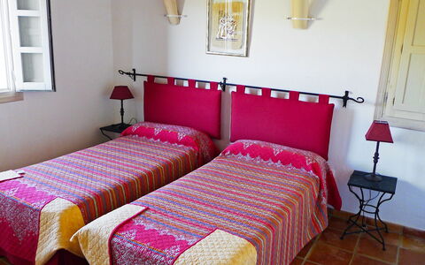 Eretat: Camera Da Letto, Letto, Lenzuolo, Mobilia, Camera, Bedding, Proprietà, Telaio Del Letto, Pavimento, Interior Design
