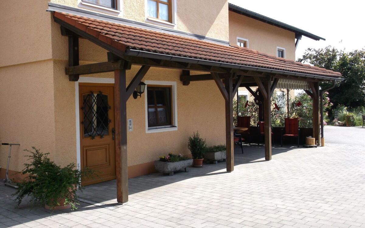 Appartementhaus mit Balkon und Gemeinschaftsgarten